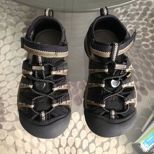 BOYS WATER SHOES/SANDALS
